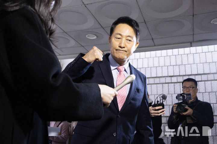 [서울=뉴시스] 조성우 기자 = '명태균 여론조사비 대납' 의혹으로 기소된 오세훈 서울시장이 18일 오전 서울 서초구 서울중앙지방법원에서 열린 정치자금법 위반 혐의 관련 2차 공판에 출석하며 지지자들에게 주먹을 들어 보이며 인사하고 있다. (공동취재) 2026.03.18. photo@newsis.com