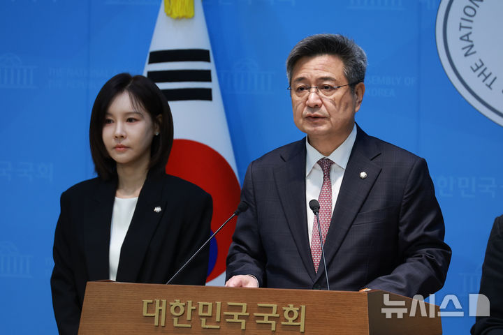 [서울=뉴시스] 고승민 기자 = 김장겸 국민의힘 의원과 유튜버 쯔양 변호인 김태연 변호사가 18일 서울 여의도 국회 소통관에서 구제역 재판소원 관련 기자회견을 하고 있다. 2026.03.18. kkssmm99@newsis.com