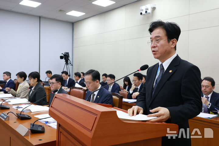 [서울=뉴시스] 고승민 기자 = 김영훈 고용노동부 장관이 18일 서울 여의도 국회에서 열린 연금개혁특별위원회 제6차 전체회의에서 업무보고를 하고 있다. 2026.03.18. kkssmm99@newsis.com