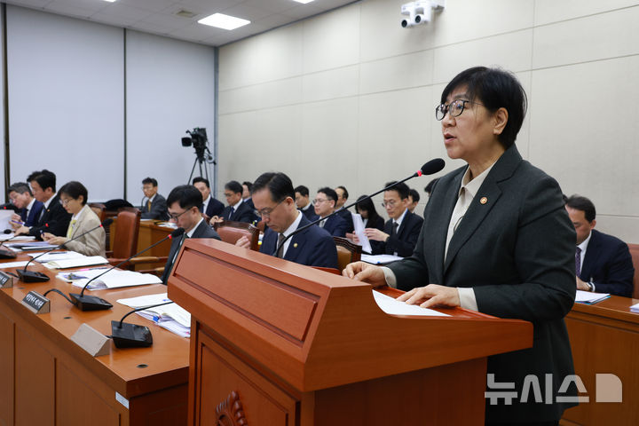 [서울=뉴시스] 고승민 기자 = 정은경 보건복지부 장관이 18일 서울 여의도 국회에서 열린 연금개혁특별위원회 제6차 전체회의에서 업무보고를 하고 있다. 2026.03.18. kkssmm99@newsis.com