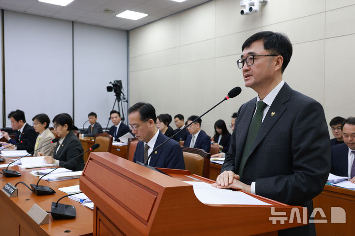 [서울=뉴시스] 고승민 기자 = 임기근 기획예산처 차관이 18일 서울 여의도 국회에서 열린 연금개혁특별위원회 제6차 전체회의에서 업무보고를 하고 있다. 2026.03.18. kkssmm99@newsis.com