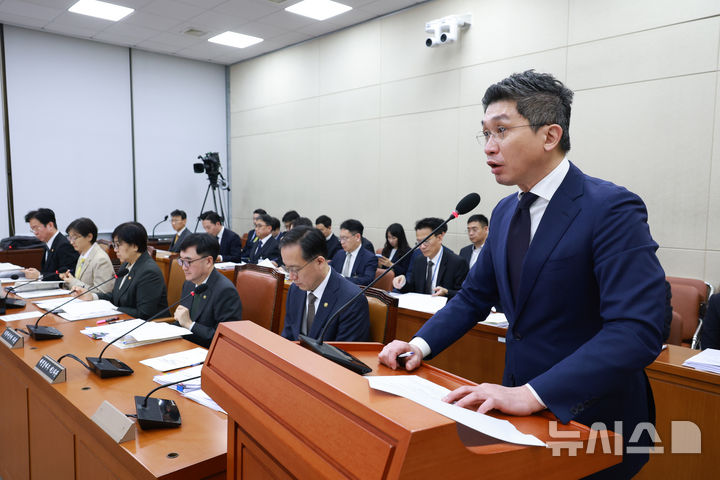 [서울=뉴시스] 고승민 기자 = 안창국 금융위원회 상임위원이 18일 서울 여의도 국회에서 열린 연금개혁특별위원회 제6차 전체회의에서 업무보고를 하고 있다. 2026.03.18. kkssmm99@newsis.com