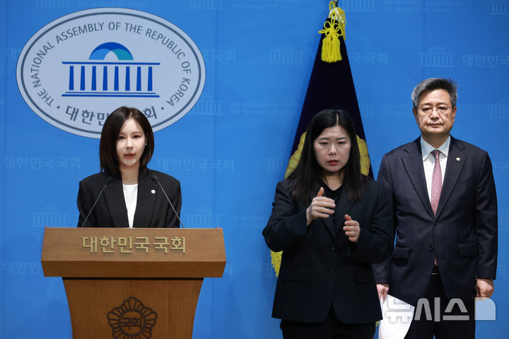 [서울=뉴시스] 고승민 기자 = 김장겸 국민의힘 의원과 유튜버 쯔양 변호인 김태연 변호사가 18일 서울 여의도 국회 소통관에서 구제역 재판소원 관련 기자회견을 하고 있다. 2026.03.18. kkssmm99@newsis.com