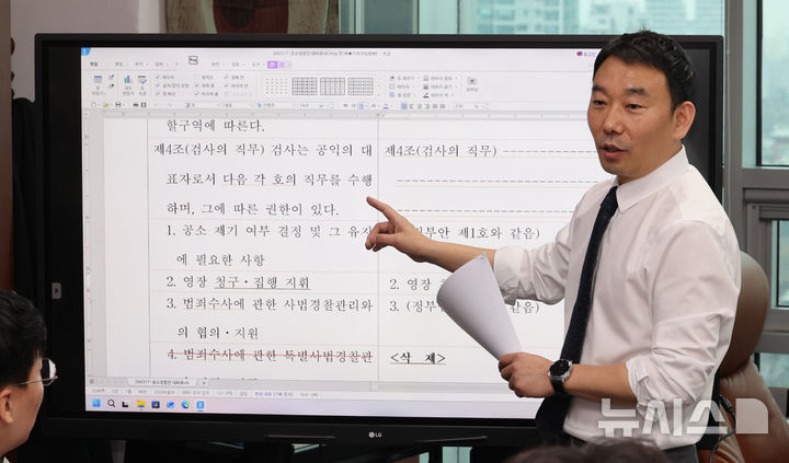 [서울=뉴시스] 김금보 기자 = 김용민 국회 법제사법위원회 더불어민주당 간사가 18일 오전 서울 여의도 국회 의원회관 자신의 의원실에서 검찰개혁 법안에 대해 언론에 설명하고 있다. 2026.03.18. kgb@newsis.com