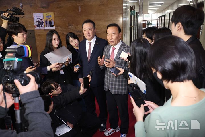 [서울=뉴시스] 조성봉 기자 = 박덕흠, 엄태영 국민의힘 의원이 18일 오전 서울 여의도 국회 당대표실에서 충북지사 경선 관련 장동혁 대표와 면담을 마치고 취재진의 질문에 답변하고 있다. 2026.03.18. suncho21@newsis.com