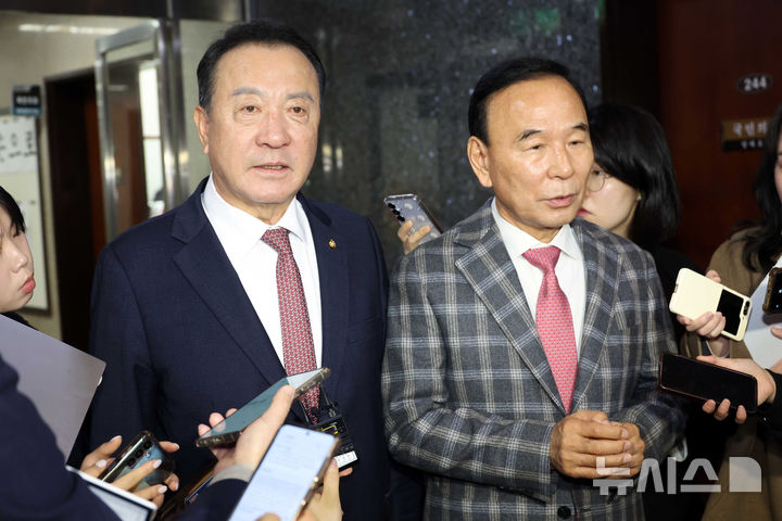 [서울=뉴시스] 조성봉 기자 = 박덕흠·엄태영(왼쪽) 국민의힘 의원이 18일 오전 서울 여의도 국회 당대표실에서 충북지사 경선 관련 장동혁 대표와 면담을 마치고 취재진의 질문에 답변하고 있다. 2026.03.18. suncho21@newsis.com