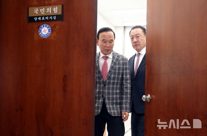 [서울=뉴시스] 조성봉 기자 = 박덕흠, 엄태영(오른쪽) 국민의힘 의원이 18일 오전 서울 여의도 국회 당대표실에서 충북도지사 경선 관련 장동혁 대표와 면담을 마치고 밖으로 나오고 있다. 2026.03.18. suncho21@newsis.com