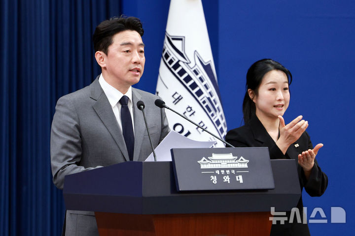 [서울=뉴시스] 고범준 기자 = 강훈식 비서실장이 18일 청와대 춘추관에서 전략경제협력 대통령 특사 활동 관련 UAE 방문 결과 브리핑을 하고 있다. 2026.03.18. bjko@newsis.com