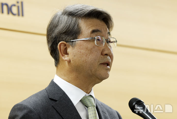 [서울=뉴시스] 김혜진 기자 = 김지형 경제사회노동위원회 위원장이 지난 18일 서울 종로구 경사노위에서 새정부 1기 경사노위 출범 사전 브리핑을 하고 있다. 2026.03.19. jini@newsis.com