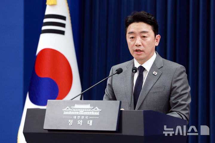 [서울=뉴시스] 고범준 기자 = 강훈식 비서실장이 18일 청와대 춘추관에서 전략경제협력 대통령 특사 활동 관련 UAE 방문 결과 브리핑을 하고 있다. 2026.03.18. bjko@newsis.com