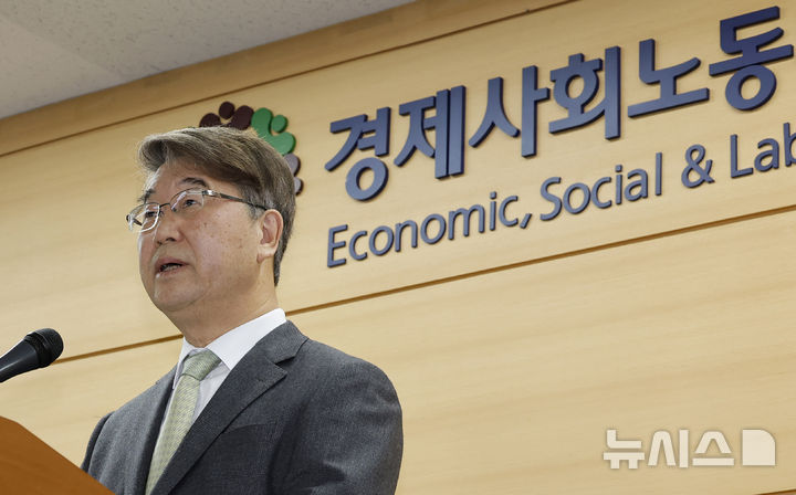 [서울=뉴시스] 김혜진 기자 = 김지형 경제사회노동위원회 위원장이 지난달 18일 서울 종로구 경사노위에서 새정부 1기 경사노위 출범 사전 브리핑을 하고 있다. 2026.03.19. jini@newsis.com