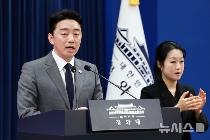 [서울=뉴시스] 고범준 기자 = 강훈식 비서실장이 18일 청와대 춘추관에서 전략경제협력 대통령 특사 활동 관련 UAE 방문 결과 브리핑을 하고 있다. 2026.03.18. bjko@newsis.com