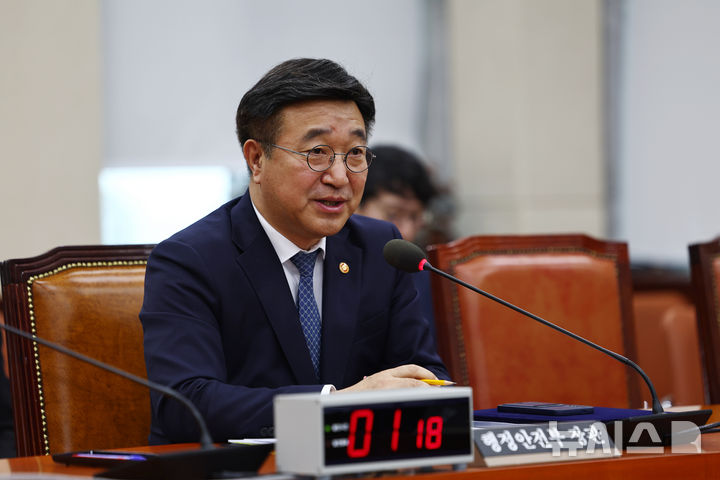 [서울=뉴시스] 김명년 기자 = 윤호중 행정안전부 장관이 18일 오전 서울 여의도 국회에서 열린 행정안전위원회 전체회의에서 발언하고 있다. 2026.03.18. kmn@newsis.com