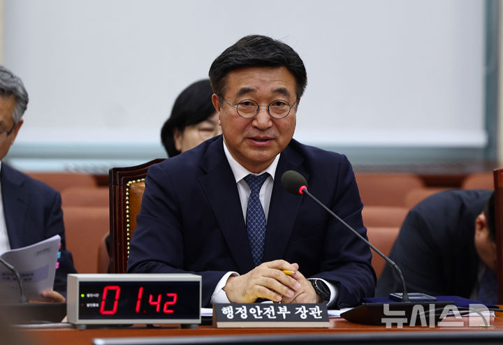 [서울=뉴시스] 김명년 기자 = 윤호중 행정안전부 장관이 18일 오전 서울 여의도 국회에서 열린 행정안전위원회 전체회의에서 발언하고 있다. 2026.03.18. kmn@newsis.com