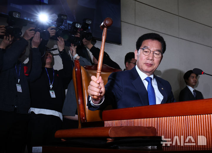 [서울=뉴시스] 김명년 기자 = 신정훈 국회 행정안전위원장이 18일 오전 서울 여의도 국회에서 열린 행안위 전체회의에서 의사봉을 두드리고 있다. 이날 전체회의에서 중대범죄수사청 설치법이 더불어민주당 주도로 통과됐다. 2026.03.18. kmn@newsis.com