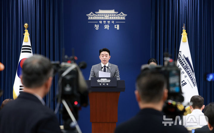 [서울=뉴시스] 고범준 기자 = 강훈식 비서실장이 18일 청와대 춘추관에서 전략경제협력 대통령 특사 활동 관련 UAE 방문 결과 브리핑을 하고 있다. 2026.03.18. bjko@newsis.com