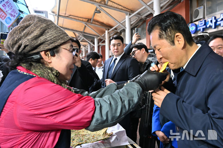 [하동=뉴시스] 차용현 기자 = 18일 오전 민생 현장 방문차 경남 하동군 진교면 진교공설시장을 찾은 정청래 더불어민주당 대표가 6.3지방선거에 출마하는 김경수, 제윤경 등 예비후보와 함께 상인들을 만나고 있다. 2026.03.18. con@newsis.com