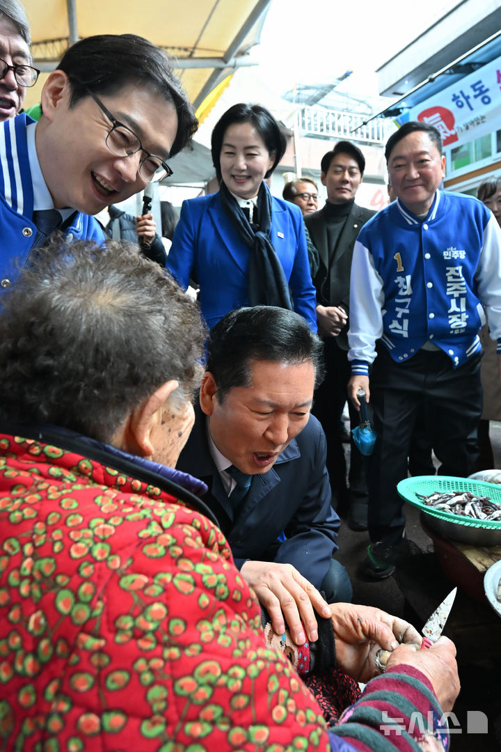[하동=뉴시스] 차용현 기자 = 18일 오전 민생 현장 방문차 경남 하동군 진교면 진교공설시장을 찾은 정청래 더불어민주당 대표가 6.3지방선거에 출마하는 김경수, 제윤경 등 예비후보와 함께 상인들을 만나고 있다. 2026.03.18. con@newsis.com