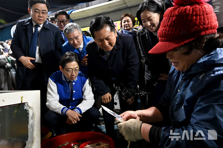 [하동=뉴시스] 차용현 기자 = 18일 오전 민생 현장 방문차 경남 하동군 진교면 진교공설시장을 찾은 정청래 더불어민주당 대표가 6.3지방선거에 출마하는 김경수, 제윤경 등 예비후보와 함께 상인들을 만나고 있다. 2026.03.18. con@newsis.com