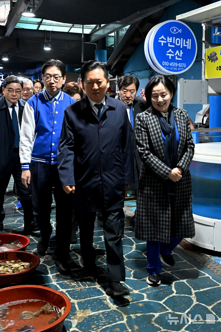 [하동=뉴시스] 차용현 기자 = 18일 오전 민생 현장 방문차 경남 하동군 진교면 진교공설시장을 찾은 정청래 더불어민주당 대표가 6.3지방선거에 출마하는 김경수, 제윤경 등 예비후보와 함께 상인들을 만나고 있다. 2026.03.18. con@newsis.com