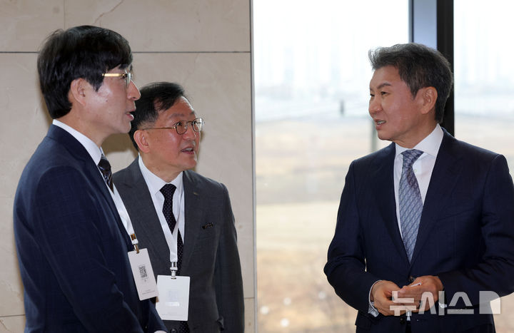 [서울=뉴시스] 홍효식 기자 = 정몽규(오른쪽) HDC 회장이 18일 서울 용산구 서울드래곤시티에서 열린 HDC그룹 창립 50주년 기념식에 앞서 정경구(가운데) IPARK현대산업개발 대표이사 사장, 도기탁 HDC 대표이사와 대화를 나누고 있다. 2026.03.18. yesphoto@newsis.com