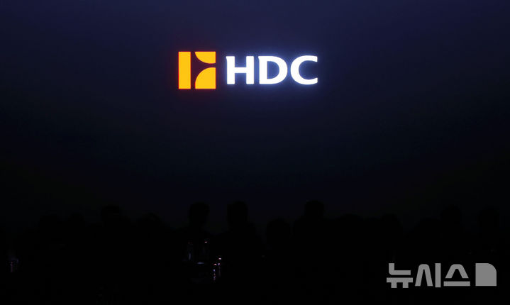 [서울=뉴시스] 홍효식 기자 = 18일 서울 용산구 서울드래곤시티에서 열린 HDC그룹 창립 50주년 기념식에서 신규 CI가 소개되고 있다. 2026.03.18. yesphoto@newsis.com