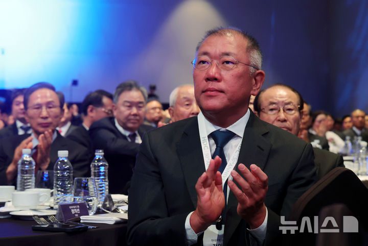 [서울=뉴시스] 홍효식 기자 = 정의선 현대차그룹 회장이 서울 용산구 서울드래곤시티에서 열린 HDC그룹 창립 50주년 기념식에 참석해 박수치고 있다. 2026.03.18. yesphoto@newsis.com