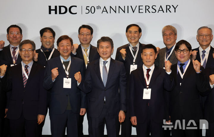 [서울=뉴시스] 홍효식 기자 = 정몽규 HDC 회장이 18일 서울 용산구 서울드래곤시티에서 열린 HDC그룹 창립 50주년 기념식에 앞서 계열사 전 대표들과 기념촬영하고 있다. 2026.03.18. yesphoto@newsis.com