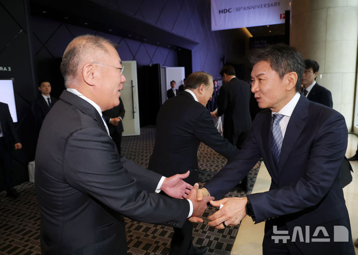 [서울=뉴시스] 홍효식 기자 = 정몽규(오른쪽) HDC 회장과 정의선 현대차그룹 회장이 18일 서울 용산구 서울드래곤시티에서 열린 HDC그룹 창립 50주년 기념식에서 악수하고 있다. 2026.03.18. yesphoto@newsis.com