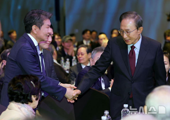 [서울=뉴시스] 홍효식 기자 = 정몽규(왼쪽) HDC 회장이 18일 서울 용산구 서울드래곤시티에서 열린 HDC그룹 창립 50주년 기념식에서 축사를 마친 이명박 전 대통령과 악수하고 있다. 2026.03.18. yesphoto@newsis.com