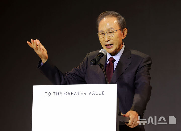 [서울=뉴시스] 홍효식 기자 = 이명박 전 대통령이 18일 서울 용산구 서울드래곤시티에서 열린 HDC그룹 창립 50주년 기념식에서 축사하고 있다. 2026.03.18. yesphoto@newsis.com