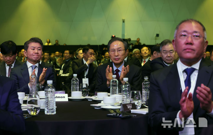 [서울=뉴시스] 홍효식 기자 = 정몽규(왼쪽) HDC 회장, 이명박(가운데) 전 대통령, 정의선 현대차그룹 회장이 18일 서울 용산구 서울드래곤시티에서 열린 HDC그룹 창립 50주년 기념식에 참석해 박수치고 있다. 2026.03.18. yesphoto@newsis.com