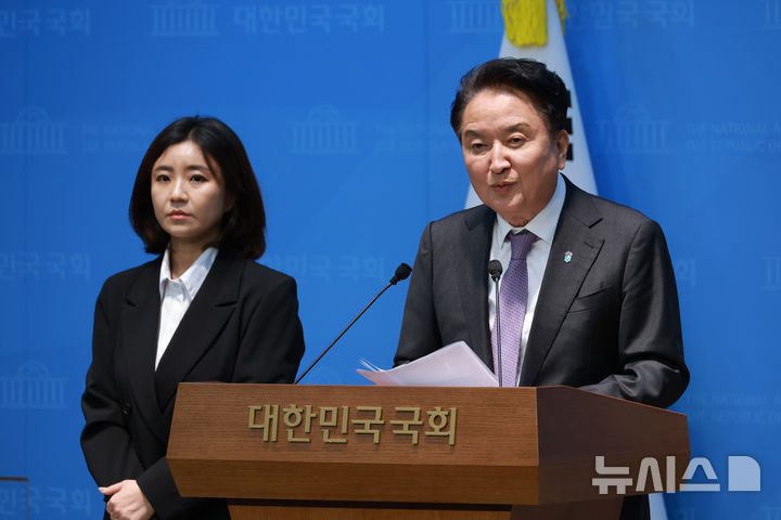 [서울=뉴시스] 고승민 기자 = 김영환 충북도지사가 18일 서울 여의도 국회 소통관을 찾아 공천 컷오프와 구속영장 청구 등 현안 기자회견을 하고 있다. 2026.03.18. kkssmm99@newsis.com