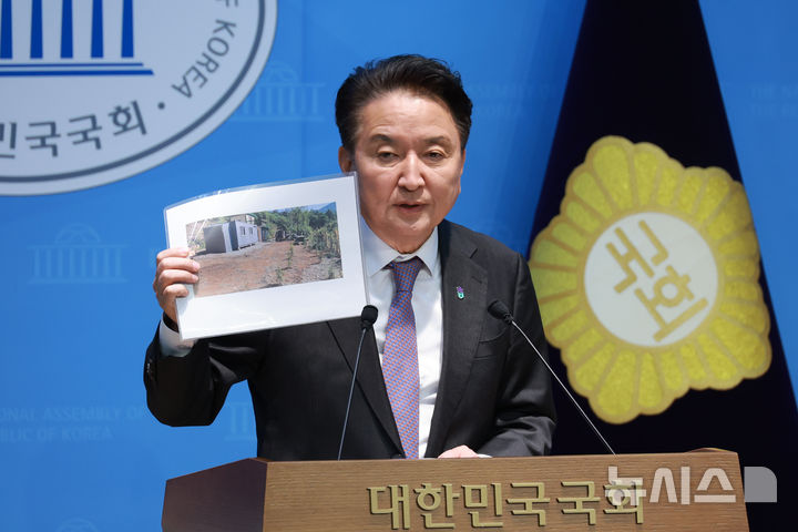 [서울=뉴시스] 고승민 기자 = 김영환 충북도지사가 18일 서울 여의도 국회 소통관을 찾아 공천 컷오프와 구속영장 청구 등 현안 기자회견을 하고 있다. 2026.03.18. kkssmm99@newsis.com