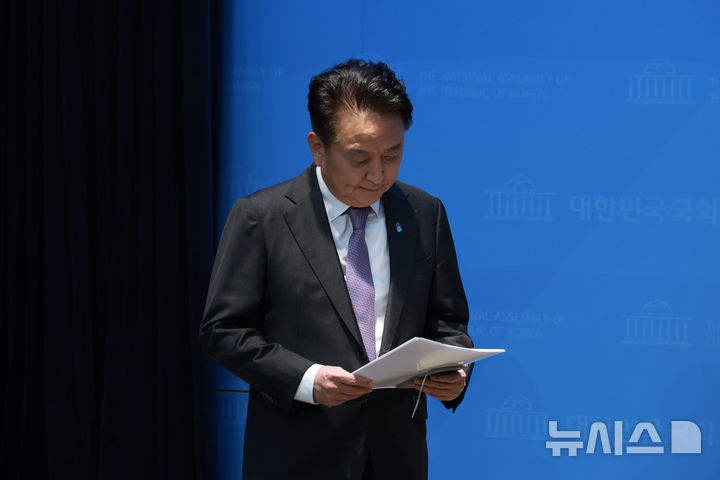[서울=뉴시스] 고승민 기자 = 김영환 충북도지사가 18일 서울 여의도 국회 소통관을 찾아 공천 컷오프와 구속영장 청구 등 관련 기자회견을 하기 전 대기하고 있다. 2026.03.18. kkssmm99@newsis.com