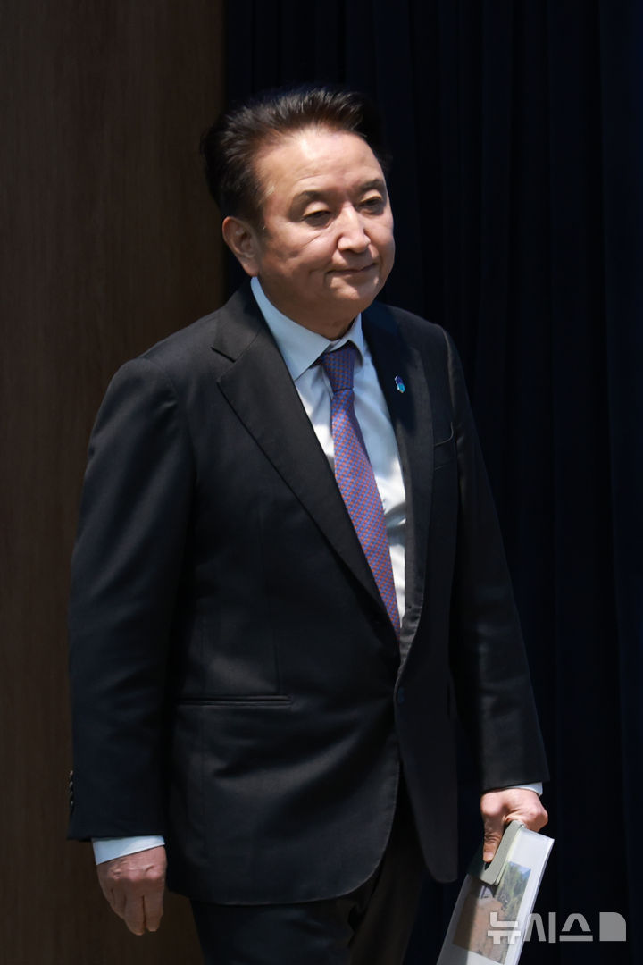 [서울=뉴시스] 고승민 기자 = 김영환 충북도지사가 18일 서울 여의도 국회 소통관을 찾아 공천 컷오프와 구속영장 청구 등 관련 기자회견을 하기 전 대기하고 있다. 2026.03.18. kkssmm99@newsis.com