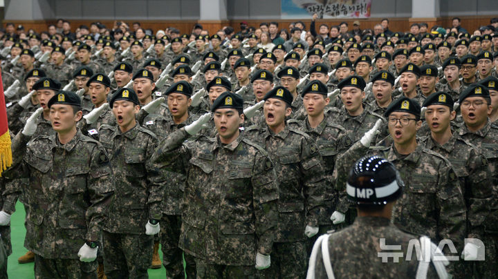 [임실=뉴시스] 김얼 기자 = 35사단 2026년 첫 입영 신병 수료식이 열린 18일 전북 임실군 육군 35사단 김범수관에서 장병들이 힘찬 목소리로 경례를 하고 있다. 2026.03.18. pmkeul@newsis.com
