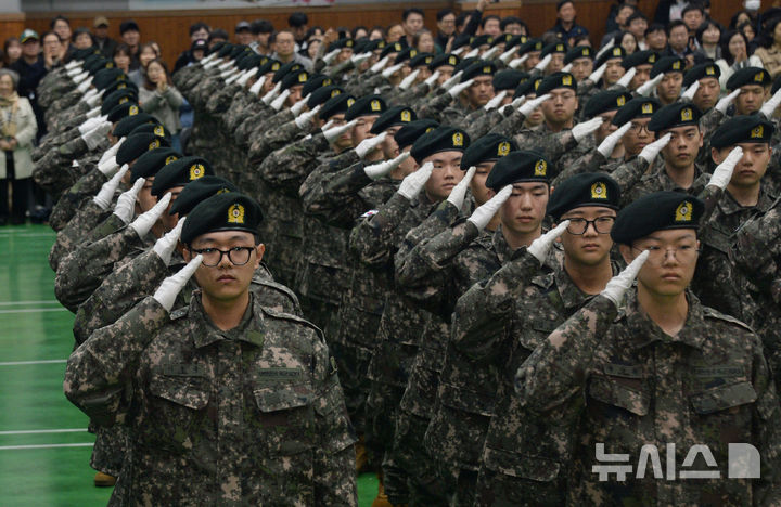 [임실=뉴시스] 김얼 기자 = 35사단 2026년 첫 입영 신병 수료식이 열린 지난 3월 18일 전북 임실군 육군 35사단 김범수관에서 장병들이 경례를 하고 있다. 사진은 기사 내용과 무관. 2026.05.03. pmkeul@newsis.com