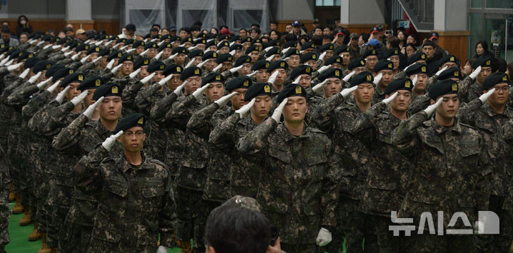 [임실=뉴시스] 김얼 기자 = 35사단 2026년 첫 입영 신병 수료식이 열린 18일 전북 임실군 육군 35사단 김범수관에서 장병들이 경례를 하고 있다. 2026.03.18. pmkeul@newsis.com