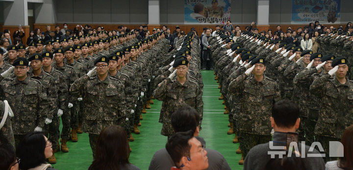 [임실=뉴시스] 김얼 기자 = 35사단 2026년 첫 입영 신병 수료식이 열린 18일 전북 임실군 육군 35사단 김범수관에서 장병들이 경례를 하고 있다. 2026.03.18. pmkeul@newsis.com