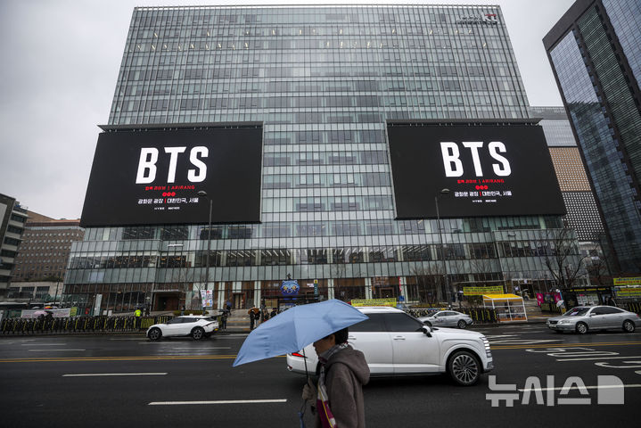 [서울=뉴시스] 정병혁 기자 = 방탄소년단(BTS)의 서울 광화문광장 컴백 공연을 앞둔 18일 서울 종로구 광화문광장 인근 빌딩 전광판에 공연 관련 홍보영상이 나오고 있다. 2026.03.18. jhope@newsis.com