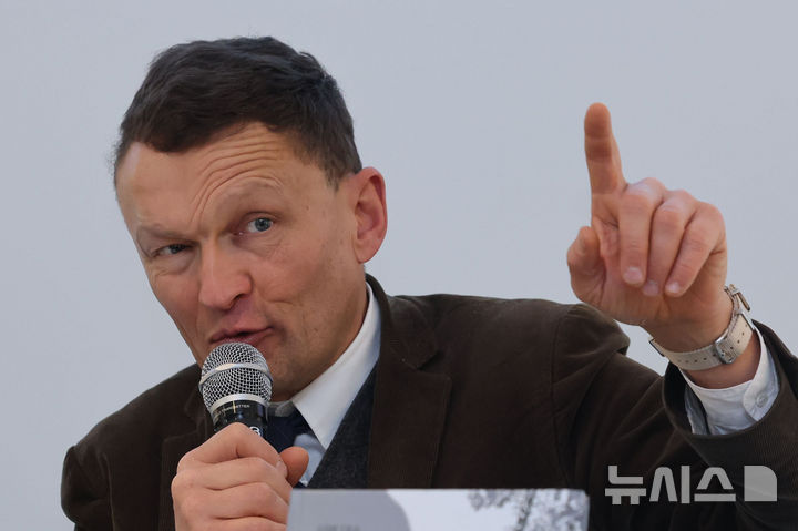 [서울=뉴시스] 권창회 기자 = 공쿠르·메디치·르노도상 수상 작가 실뱅 테송이 18일 서울 서대문구 주한 프랑스대사관에서 열린 내한 기자간담회에서 발언하고 있다. 실뱅 테송 작가는 이번 '제4회 공쿠르 문학상-한국' 홍보 작가로 선정되어 방한했다. 2026.03.18. kch0523@newsis.com