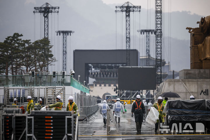 [서울=뉴시스] 정병혁 기자 =  방탄소년단(BTS)의 서울 광화문광장 컴백 공연을 앞둔 18일 서울 종로구 광화문광장에 무대 준비가 진행되고 있다. 2026.03.18. jhope@newsis.com