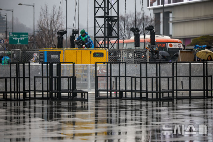 [서울=뉴시스] 정병혁 기자 =  방탄소년단(BTS)의 서울 광화문광장 컴백 공연을 앞둔 18일 서울 종로구 광화문광장에 무대 준비가 진행되고 있다. 2026.03.18. jhope@newsis.com