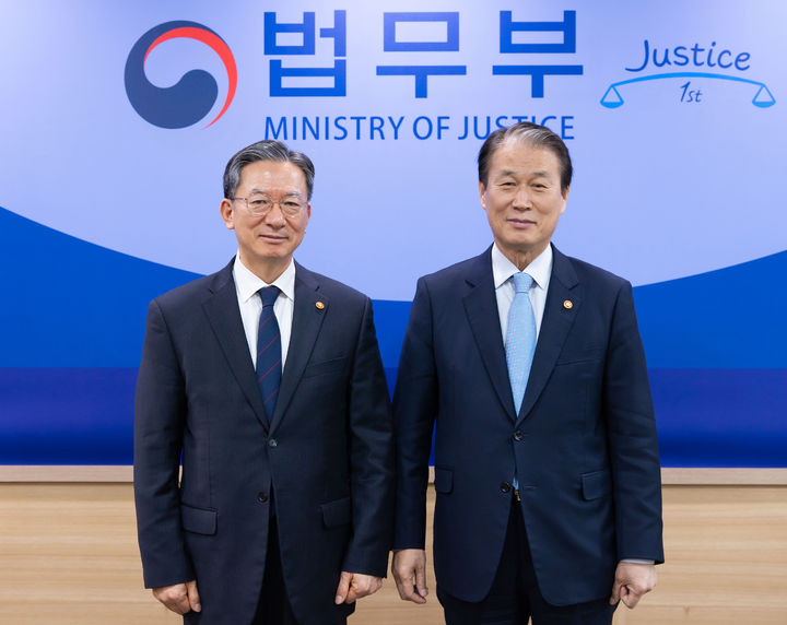 [서울=뉴시스] 정성호 법무부 장관과 권오을 국가보훈부 장관이 18일 오전 정부과천청사 법무부에서 친일재산귀속법의 조속한 입법과 장기 재직 교정공무원의 안장 자격을 확대하는 국립묘지법 개정을 위한 정책 협력 방안을 논의한 뒤 기념촬영하고 있다. (사진=법무부 제공) 2026.03.18. photo@newsis.com *재판매 및 DB 금지