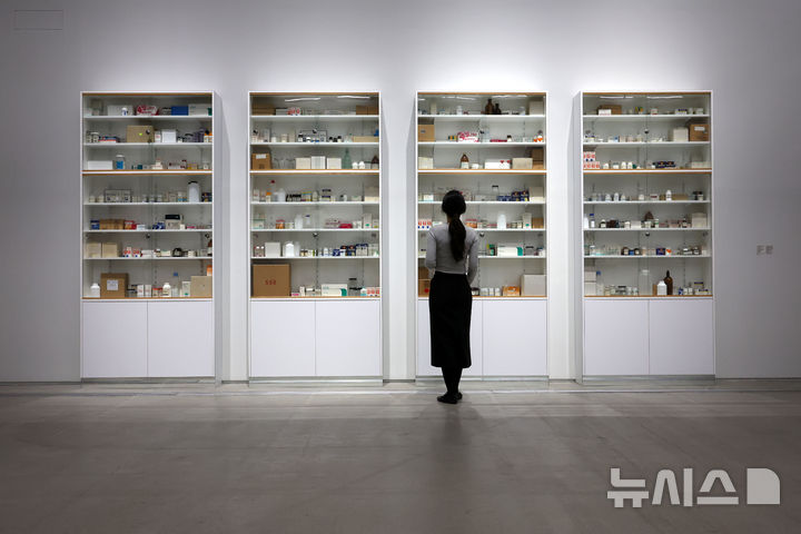 [서울=뉴시스] 박진희 기자 = 국립현대미술관은 영국 시각미술가 데이미언 허스트(Damien Hirst)의 아시아 최초 대규모 개인전 ‘진실은 없어 그러나 모든 것은 가능하지’ 언론공개회를 18일 서울 종로구 국립현대미술관에서 갖고 작품 '더 섹스 피스톨즈'를 선보이고 있다. 2026.03.18. pak7130@newsis.com