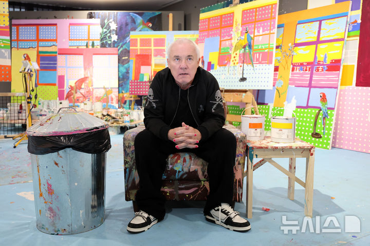 [서울=뉴시스] 박진희 기자 = 영국 시각미술가 데이미언 허스트(Damien Hirst)가 18일 서울 종로구 국립현대미술관에서 열린 개인전 ‘진실은 없어 그러나 모든 것은 가능하지’에 재현된 작업실에서 포즈를 취하고 있다. 2026.03.18. pak7130@newsis.com
