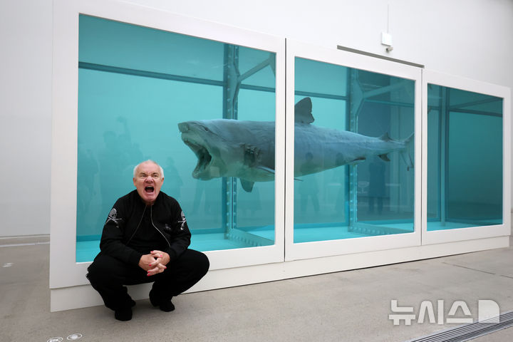 [서울=뉴시스] 박진희 기자 = 영국 시각미술가 데이미언 허스트(Damien Hirst)가 18일 서울 종로구 국립현대미술관에서 아시아 최초 대규모 개인전 ‘진실은 없어 그러나 모든 것은 가능하지’ 기자간담회 깆고 자연사 연작중 '살아있는 자의 마음 속 죽음의 물리적 불가능성' 작품 앞에서 포즈를 취하고 있다. 2026.03.18. pak7130@newsis.com