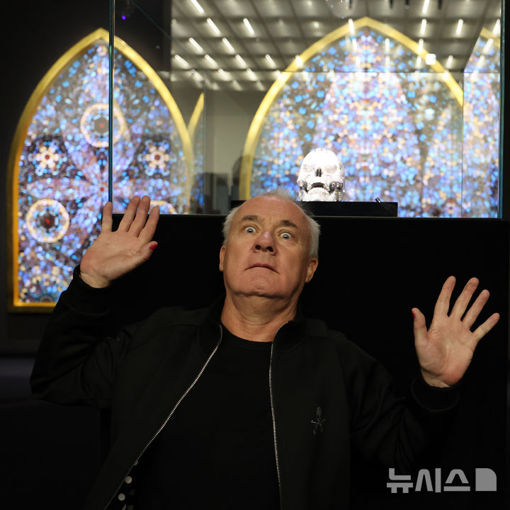 [서울=뉴시스] 박진희 기자 = 영국 시각미술가 데이미언 허스트(Damien Hirst)가 18일 서울 종로구 국립현대미술관에서 아시아 최초 대규모 개인전 ‘진실은 없어 그러나 모든 것은 가능하지’ 기자간담회 깆고 작품 '신의 사랑을 위하여'와 '신의 무한한 권능과 영광을 묵상하며' 앞에서 포즈를 취하고 있다. 2026.03.18. pak7130@newsis.com