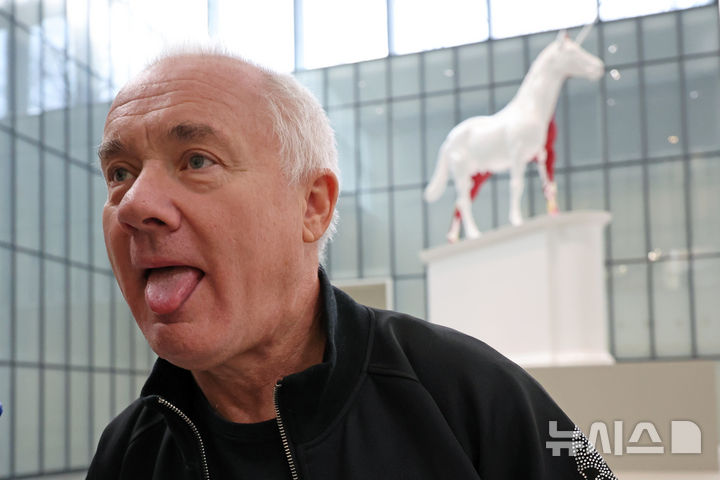 [서울=뉴시스] 박진희 기자 = 영국 시각미술가 데이미언 허스트(Damien Hirst)가 18일 서울 종로구 국립현대미술관에서 아시아 최초 대규모 개인전 ‘진실은 없어 그러나 모든 것은 가능하지’ 기자간담회 깆고 작품 '신화' 앞에서 포즈를 취하고 있다. 2026.03.18. pak7130@newsis.com